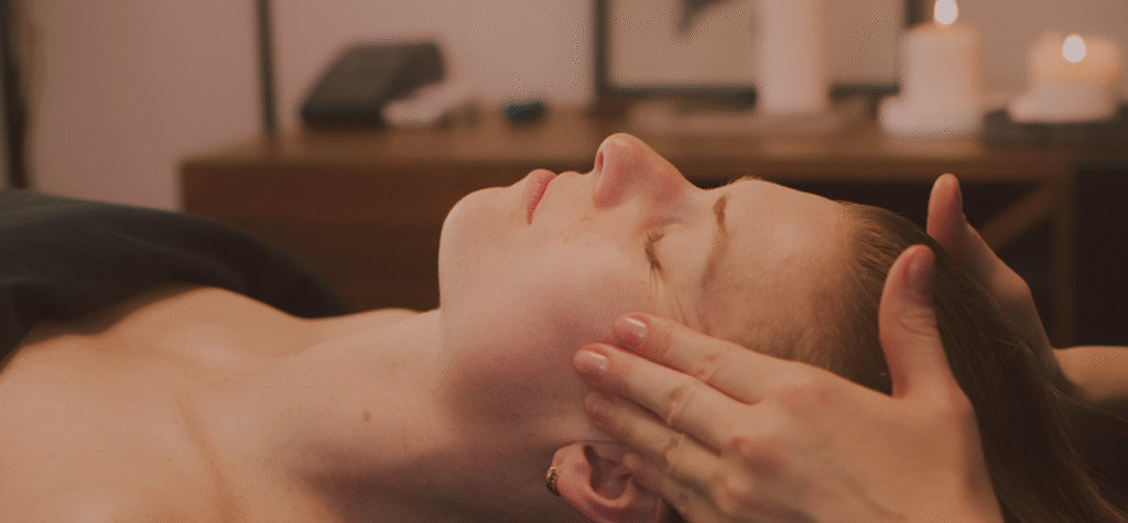 Massage bien-être du visage réalisé par Céline Miguet