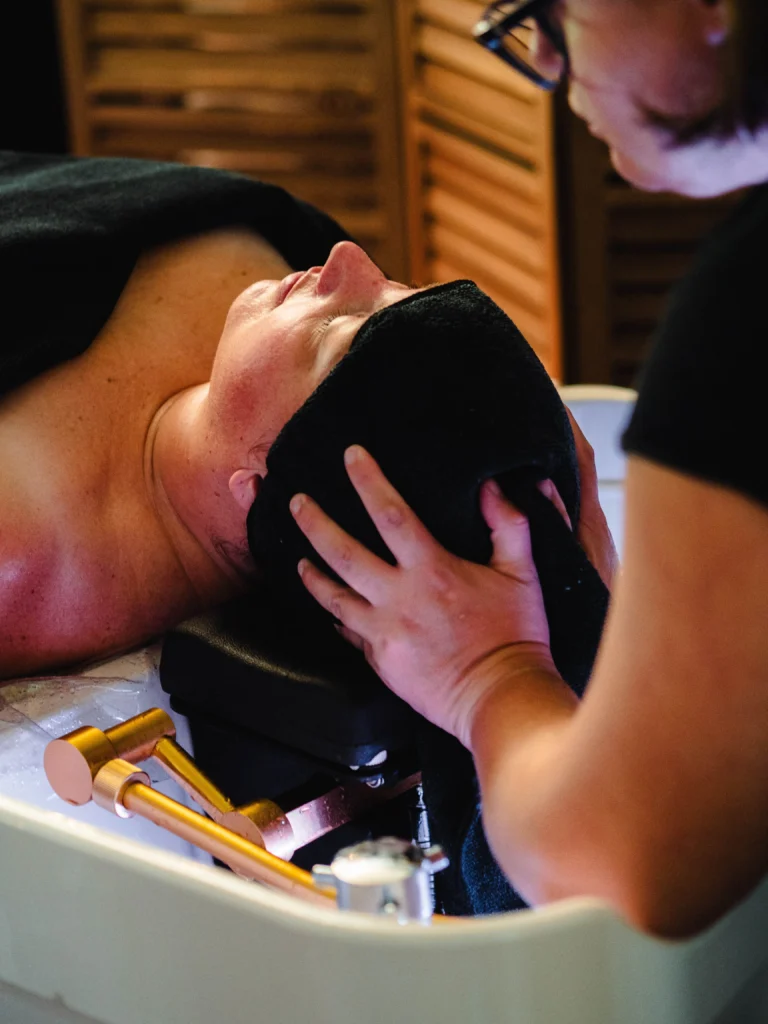 Massage du cuir chevelu au bac dans le rituel Head Spa de Céline Miguet à Thonon-les-Bains