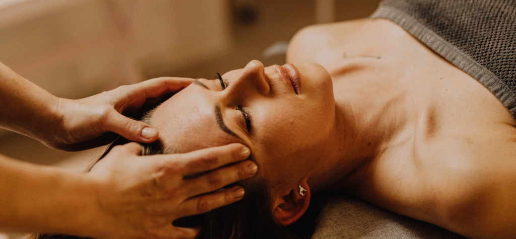 Massage du visage relaxant centré sur les tempes