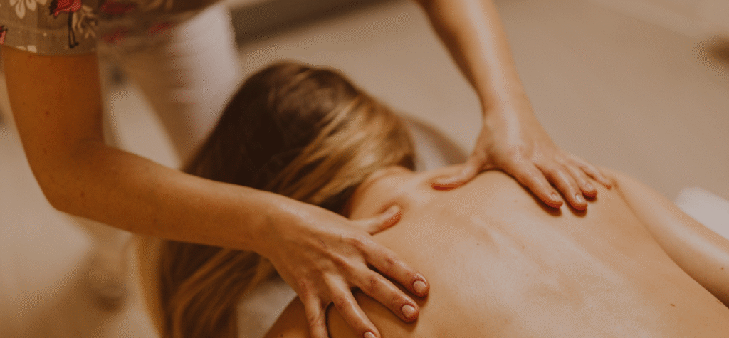 Massage relaxant du dos pour libérer les tensions musculaires
