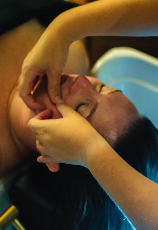 Massage du visage réalisé dans le rituel Head Spa de Céline Miguet à Thonon-les-Bains