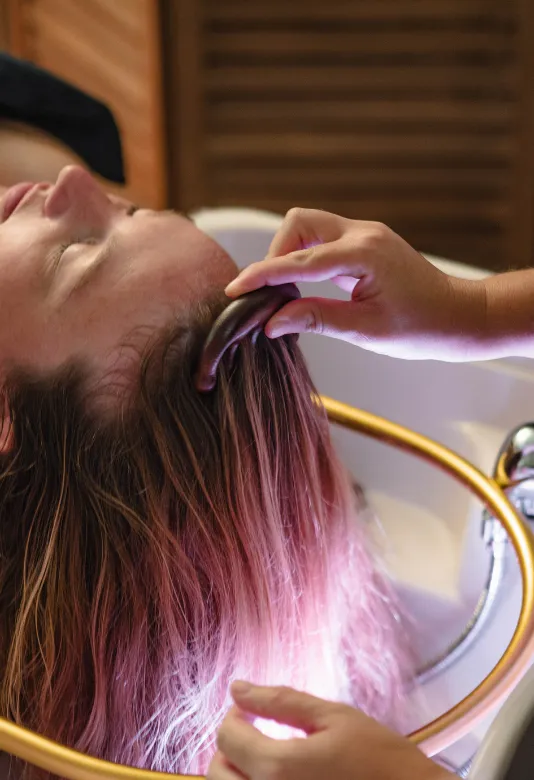 Massage du cuir chevelu lors d’un soin bien-être – Céline Miguet, praticienne à Thonon-les-Bains