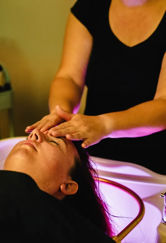 Massage bien-être du cuir chevelu réalisé par Céline Miguet à Thonon-les-Bains