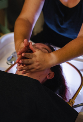 Soin head spa avec massage du crâne et du visage