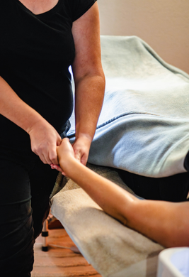 Massage du bras réalisé par Céline Miguet pour relâcher les tensions