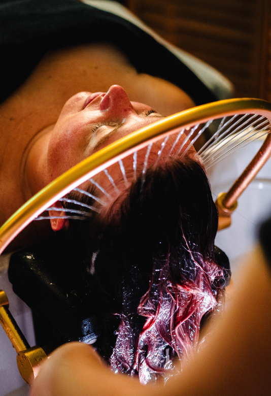 Rituel Head Spa avec dôme chauffant sur le cuir chevelu, soin réalisé par Céline Miguet à Thonon-les-Bains