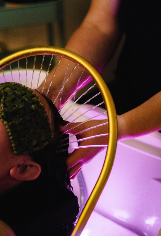 Rituel Head Spa avec dôme chauffant et serviette chaude, soin réalisé par Céline Miguet à Thonon-les-Bains