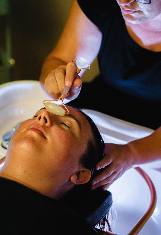 Soin du visage et massage crânien réalisés par Céline Miguet à Thonon-les-Bains