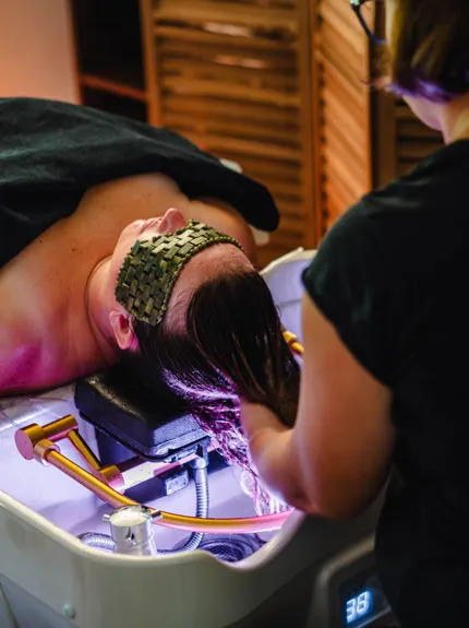 Rituel Head Spa avec dôme chauffant et serviette chaude réalisé par Céline Miguet à Thonon-les-Bains