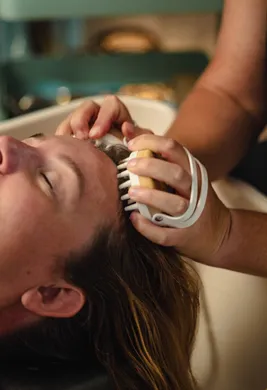 Massage du cuire chevelu head spa